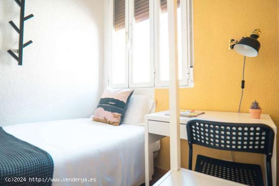  Habitación luminosa en apartamento de 6 habitaciones en Retiro - MADRID 