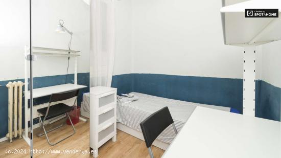  Habitación interior con cómoda en piso compartido, Argüelles - MADRID 