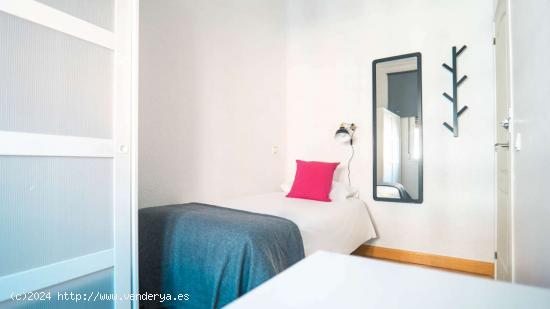  Habitación soleada en apartamento de 6 habitaciones en Retiro - MADRID 