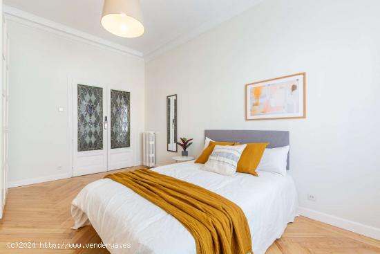  Se alquila habitación en piso de 6 habitaciones en Castellana - MADRID 
