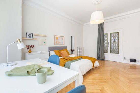  Se alquila habitación en piso de 6 habitaciones en Castellana - MADRID 