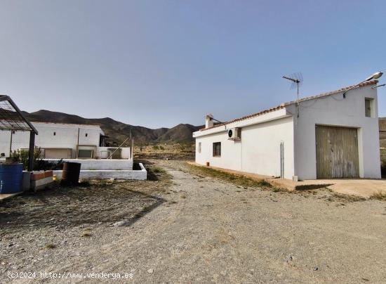  Oportunidad Única: Finca con Terreno Extenso y Cortijo en Andalucía - ALMERIA 