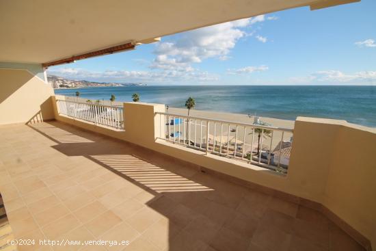  Piso de lujo frontal al mar de  tres dormitorios con terraza, garaje y piscina en el Paseo Marítimo 