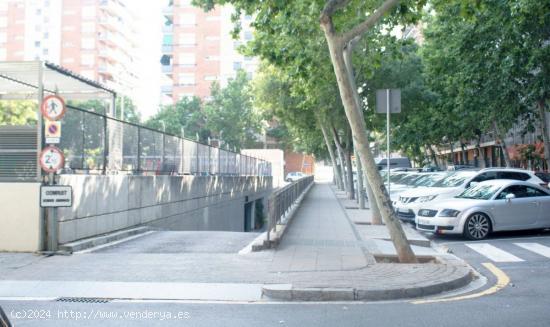  Plaza de garaje para coche mediano en Les Corts - BARCELONA 