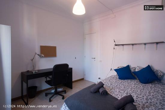  Enorme habitación con ventana con vista a la calle en un apartamento de 4 dormitorios, Poble Sec -  
