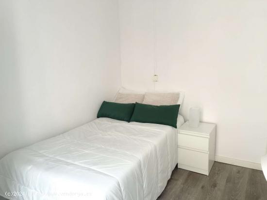  Se alquila habitación en piso compartido de 4 habitaciones en Barcelona - BARCELONA 
