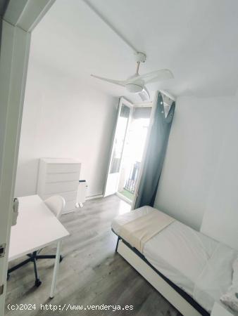  Se alquila habitación en piso compartido de 4 habitaciones en Barcelona - BARCELONA 