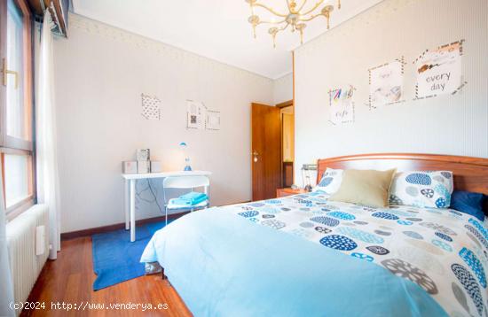  Habitación íntima con escritorio en un apartamento de 5 dormitorios en Begoña - VIZCAYA 