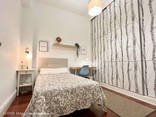 Se alquila bonita habitación en piso de 5 habitaciones en Abando - VIZCAYA 