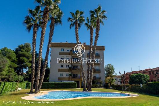  Piso en venta con piscina comunitaria y terraza en Els Ametllers - BARCELONA 