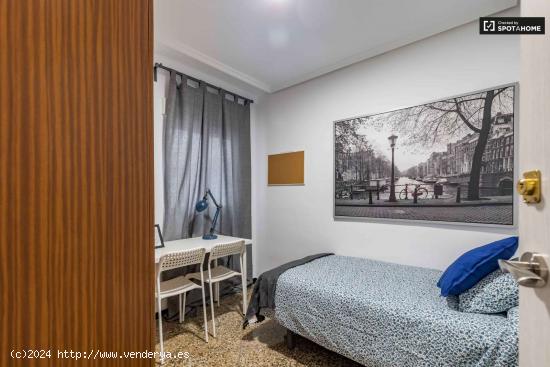  Acogedora habitación en apartamento de 5 dormitorios en Quatre Carreres - VALENCIA 