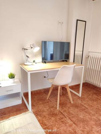  Se alquilan habitaciones en apartamento de 5 habitaciones en Parque De Juan De Austria - VALLADOLID 