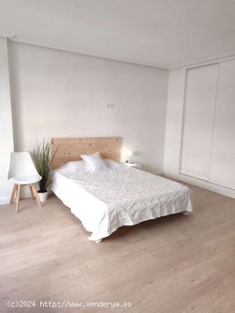 Se alquilan habitaciones en apartamento de 5 habitaciones en Parque De Juan De Austria - VALLADOLID