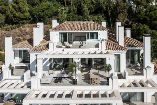  Ático dúplex de 3 dormitorios, solarium y vistas al mar en exclusiva urbanización. Marbella - MAL 