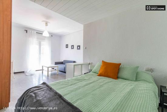  Habitación luminosa en alquiler en el apartamento de 6 dormitorios en L'Eixample - VALENCIA 