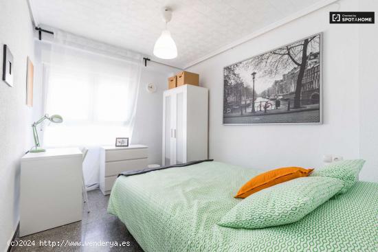  Elegante habitación en alquiler en el apartamento de 6 dormitorios en L'Eixample - VALENCIA 
