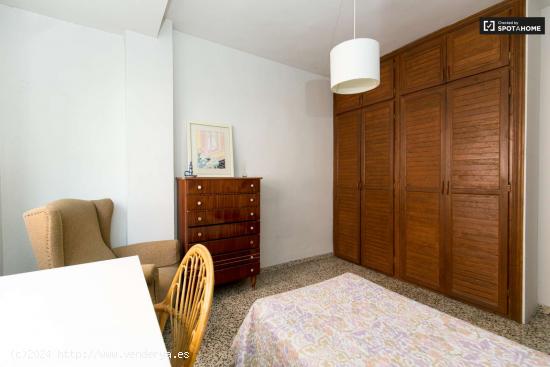  Amplia habitación con escritorio en un apartamento de 3 dormitorios, Ronda - GRANADA 