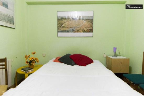  Habitación con cama doble en alquiler en apartamento de 3 dormitorios en La Latina - MADRID 