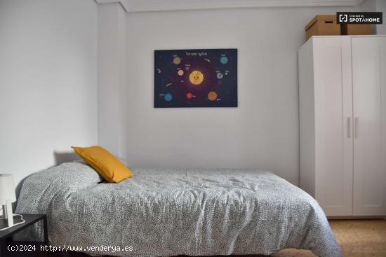  Se alquila habitación en piso de 8 dormitorios en L'Amistat, Valencia - VALENCIA 