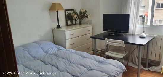  Alquiler de habitaciones en piso de 4 dormitorios en Apóstol Santiago - MADRID 