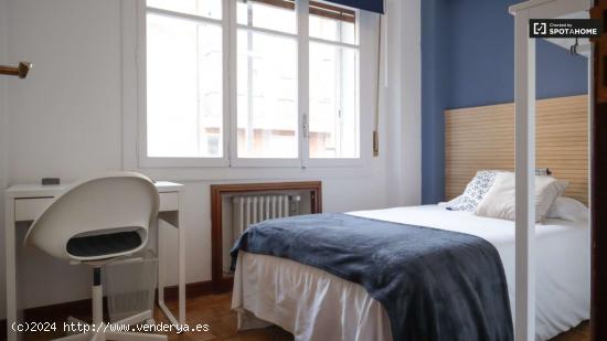  Se alquila habitación en piso de 5 habitaciones en Madrid - MADRID 