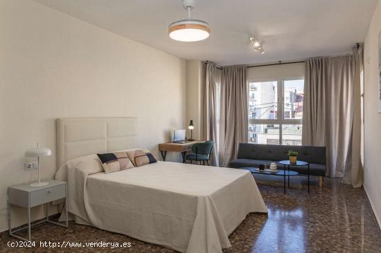  Se alquila habitación en piso de 4 habitaciones en Mestalla - VALENCIA 
