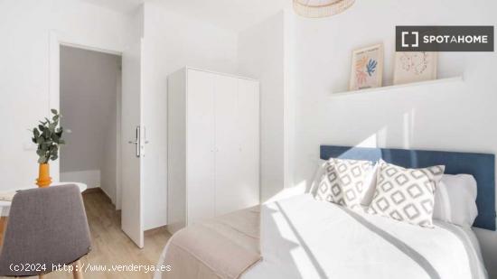 Habitación individual soleada con baño privado y con terraza - MADRID