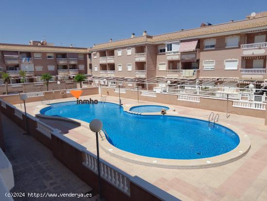  Piso con piscina y plaza de garaje en el residencial Los Marismas en Santa Pola - ALICANTE 