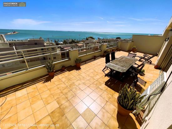  Atico con espectaculares vistas al mar, de 4 Dormitorios, Terraza de 50 m2, Parking y Trastero - TAR 