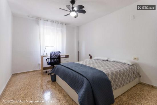  Se alquila habitación en piso de 4 dormitorios en Burjassot - VALENCIA 