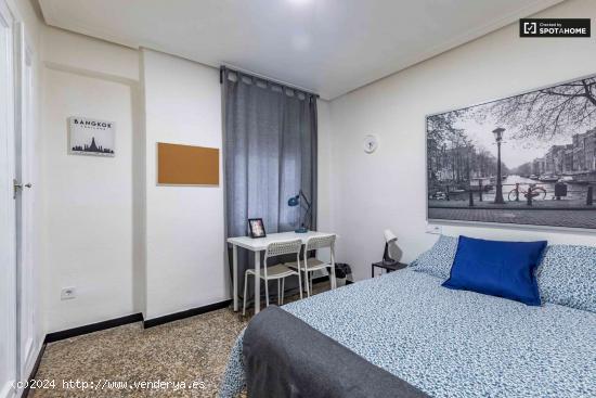  Amplia habitación en un apartamento de 5 dormitorios en Quatre Carreres - VALENCIA 
