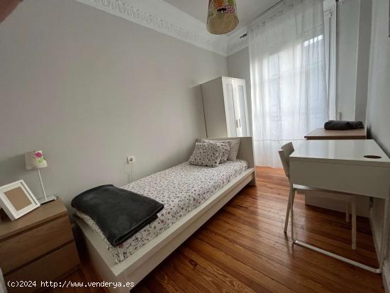  Se alquila habitación en apartamento de 2 habitaciones en Casco Viejo - VIZCAYA 
