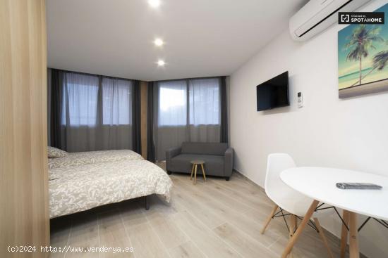 Se alquila habitación contemporánea en apartamento de 7 dormitorios en L'Hospital de Llobregat - B 