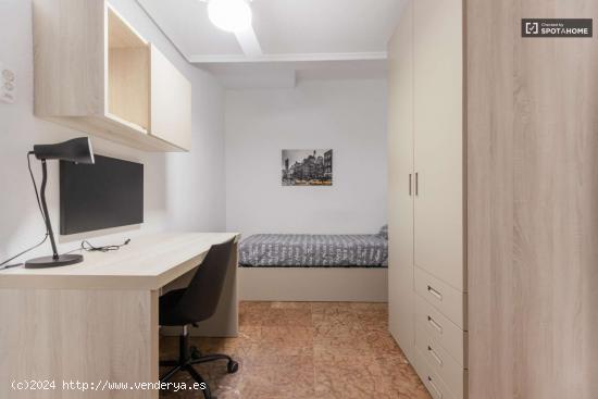  Se alquilan habitaciones en un apartamento de 6 dormitorios en Ciutat Vella - VALENCIA 