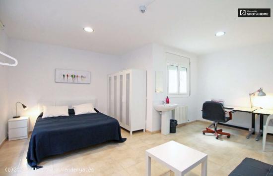  Habitación soleada con cómoda en piso compartido, Vila de Gràcia. - BARCELONA 