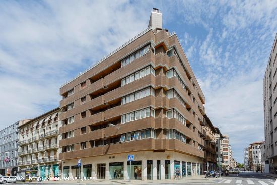  Ekiser vende gran piso en el centro de Pamplona en el Primer Ensanche - NAVARRA 
