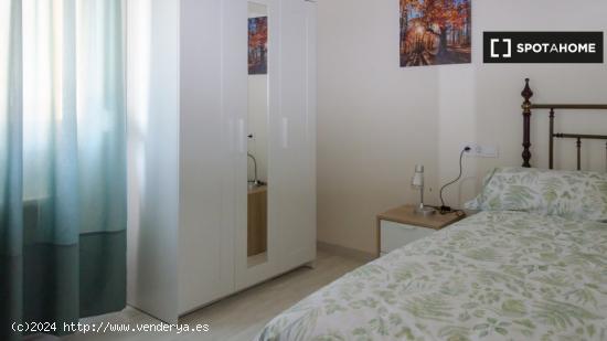 Se alquila habitación en piso de 5 habitaciones en Oviedo - ASTURIAS