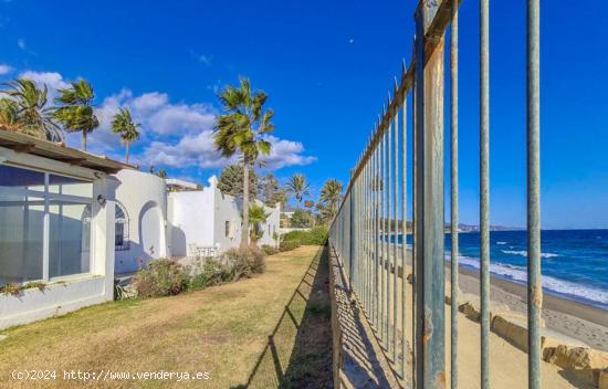  Villa para reformar en la primera linea de playa con vistas al mar en Milla de Oro - MALAGA 