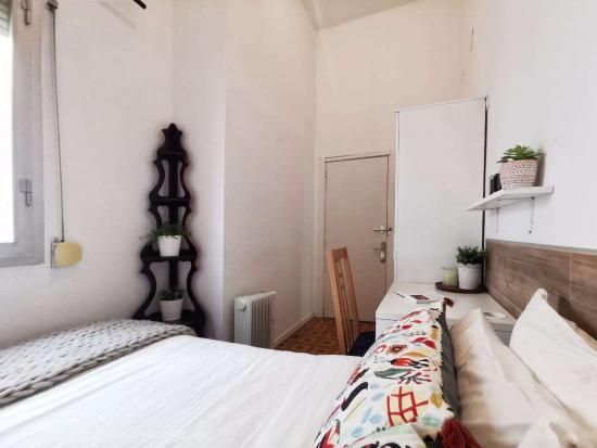  Habitación interior con escritorio en un apartamento de 4 habitaciones, Latina - MADRID 