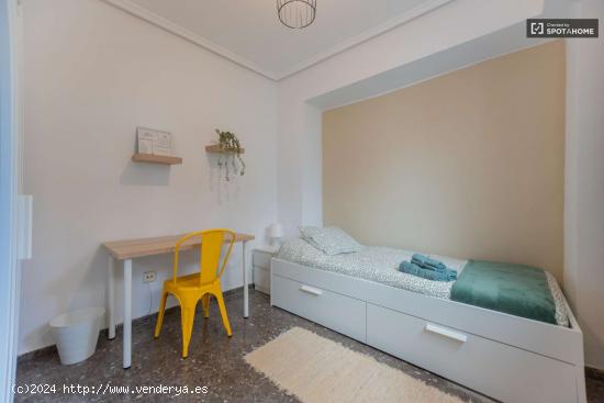  Se alquila habitación en piso de 4 habitaciones en Xirivella, Valencia - VALENCIA 